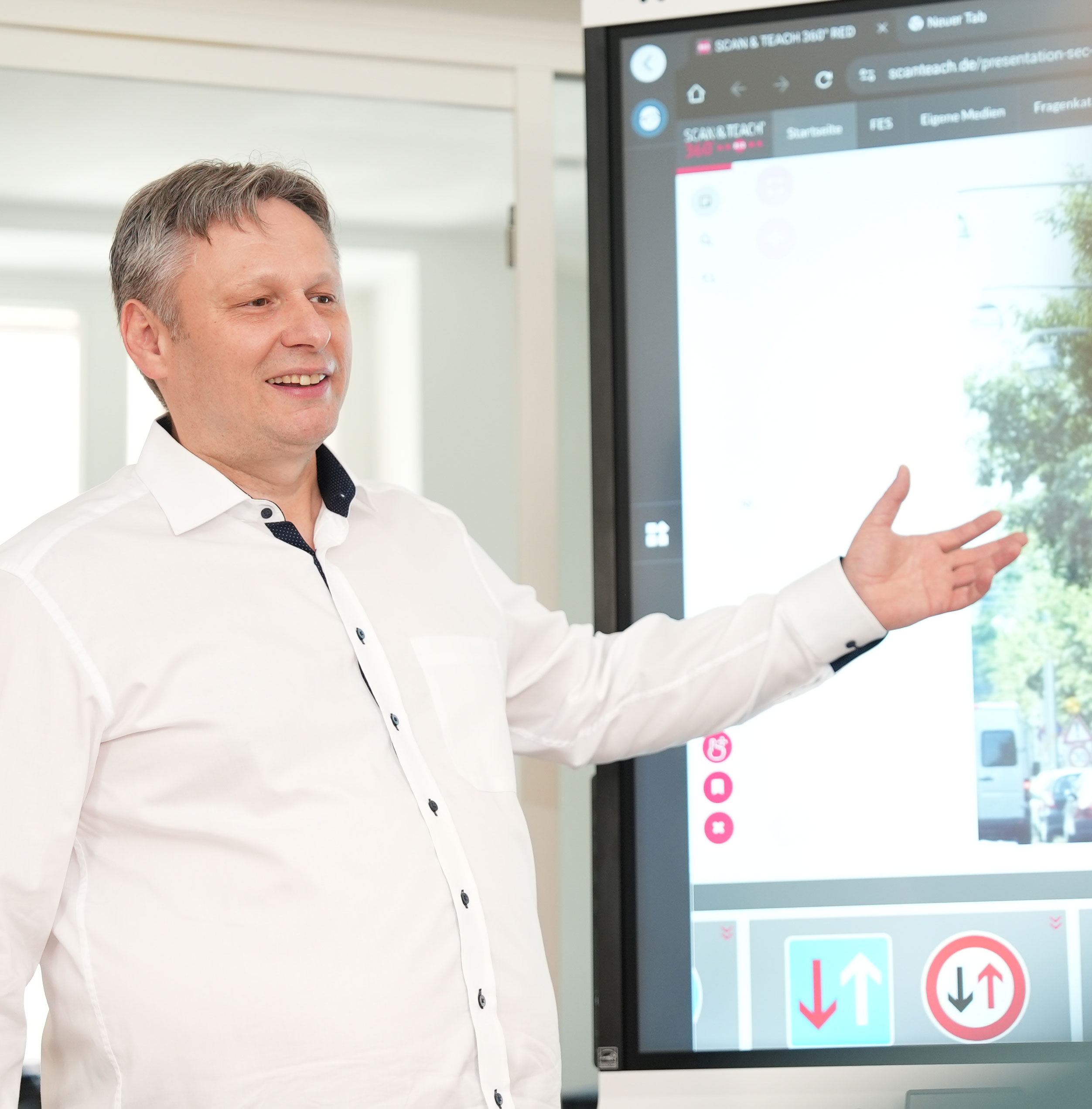 Fahrlehrer im Theorieunterricht der Fahrschule Zenit