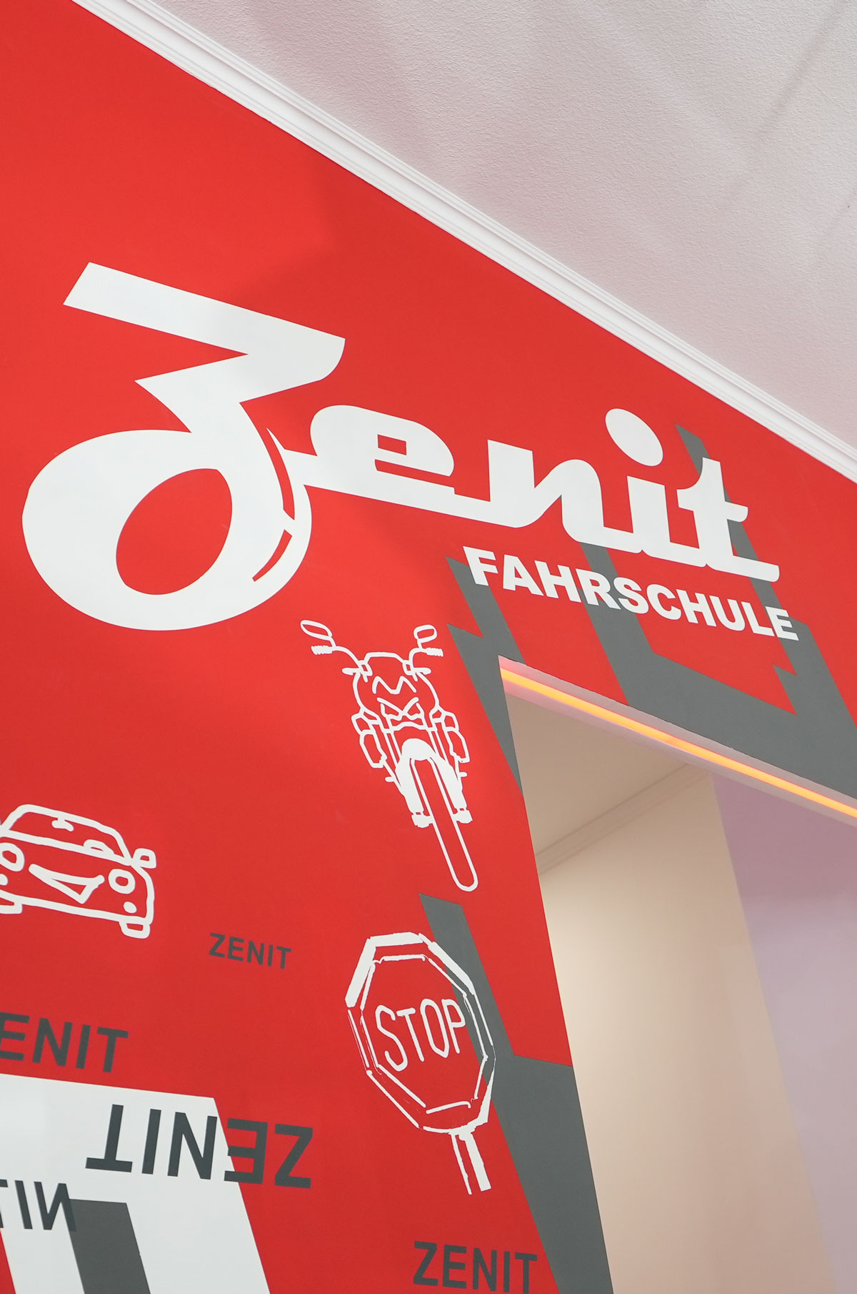 Rote Zenit-Wand mit Verkehrszeichen in der Fahrschule